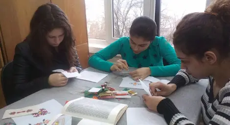 Ученици и възрастни от Русенско изпращат картички с мартеници в Брюксел по инициатива на евродепутата Мария Габриел