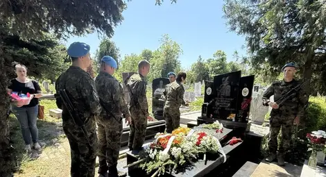 Пет военни залпа в гробищния парк „Чародейка“ в Русе отбелязаха 20-годишнината от гибелта на офицерски кандидат Валентин Донев в Ирак Пет военни залпа в гробищния парк „Чародейка“ в Русе отбелязаха 20-годишнината от гибелта на офицерски кандидат Валентин Донев в Ирак