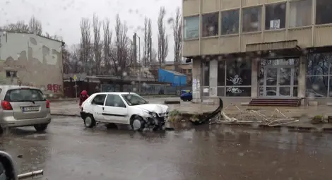 Млад шофьор изтърва волана и мина в насрещното на &bdquo;Липник&ldquo;
