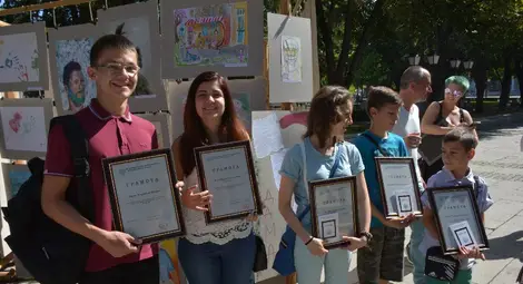 Наградените участници в пленера.   Снимка: Бисер ТОДОРОВ