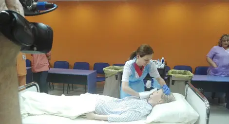 Медицинската сестра Наталия Антонова лично демонстрира новия метод за хигиенизиране. Снимка: Димитър Драганов