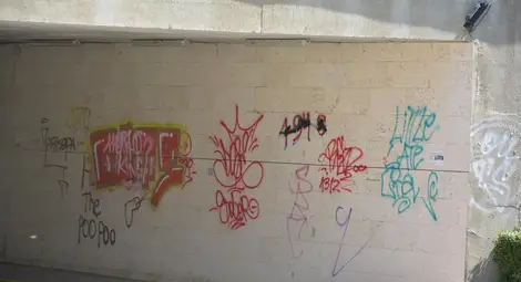 Графити майстор опитва да заличи простотиите в подлеза на Кръговото