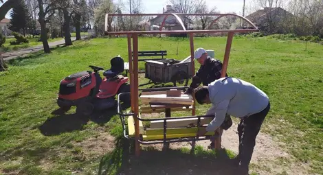 Кметският наместник в ДЗС лично се включи в облагородяването на квартала Кметският наместник в ДЗС лично се включи в облагородяването на квартала