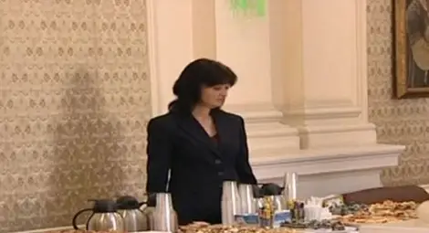 Депутатите вече започнаха да дърпат от пробития ни бюджет, преди да са работили и час