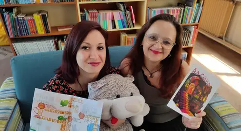 Грета Емилова и Бояна Костадинова. Снимка: РБ „Любен Каравелов“ Грета Емилова и Бояна Костадинова. Снимка: РБ „Любен Каравелов“