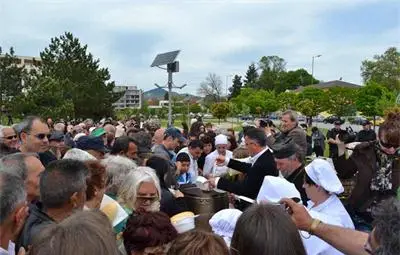 Християни и мюсюлмани се събраха на общ курбан в Кърджали /галерия/