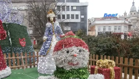 Нямаше ли кой поне да претапицира  мърлявия кичозен &bdquo;трон&ldquo; на площада?