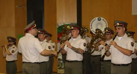 Областният управител и кметът дадоха началото на провеждащия се  в Русе преглед на любителското художествено творчество и фестивал  на духовите оркестри на Сухопътните войски