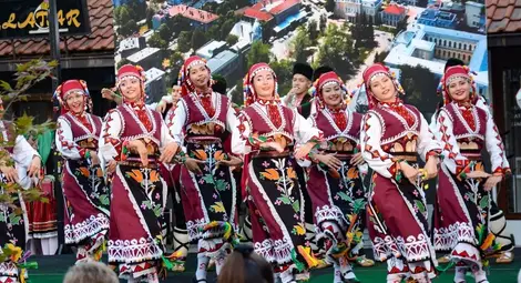 На първата в страната детска картинна галерия се радва русенският детски център