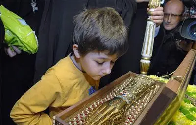 Стотици целуват мощите на свети Николай в Пловдив