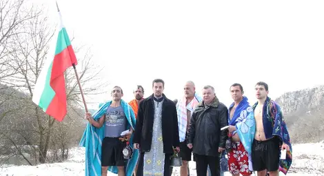 Валентин Димитров извади кръста  в Ценово, Милен Манев - в Две могили