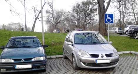Будни граждани уреждат с глоби паркирали на места за инвалиди