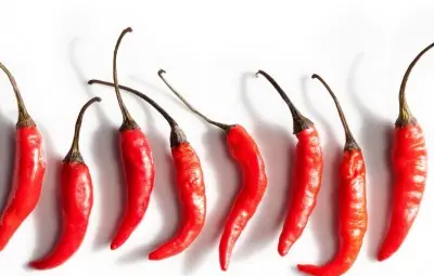 Люти чушки гладят кожата