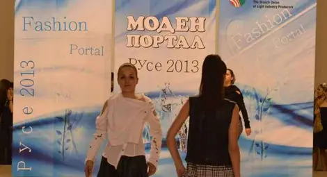 Ученички от Облеклото станаха  манекенки на &bdquo;Моден портал 2013&ldquo;