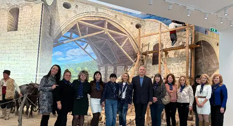 Ценни книги за делото и живота на Колю Фичето дариха дамите от Лайънс клуба в Бяла