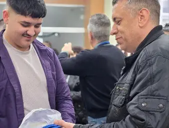 Двама ученици от Русе избраха честността пред голяма сума пари в намерен портфейл