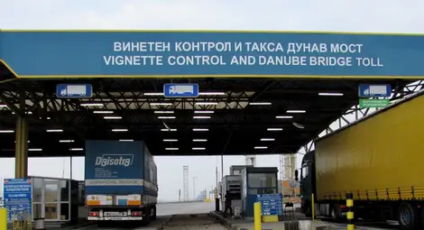 Четирима нелегални вкарани в тир през срязан брезент