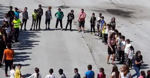 Ученици от Ценово изписаха  с тела „0“ загинали на пътя