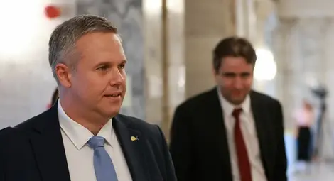 Няма изискване за договор с НЗОК за издаване на електронни извинителни бележи, заяви министър Александър Йоловски