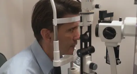 В САЩ одобриха капки за очи, които заменят очилата за четене при възрастни