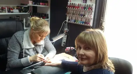 Везиева подари за 8 март изискани прически на дами от третата възраст