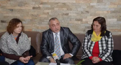 Д-р Камен Кожухаров и Милена Попова /вдясно/ и Йорданка Цонева апелираха за по-активна профилактика като мощно средство за борба с рака. 		  Снимка: Бисер ТОДОРОВ