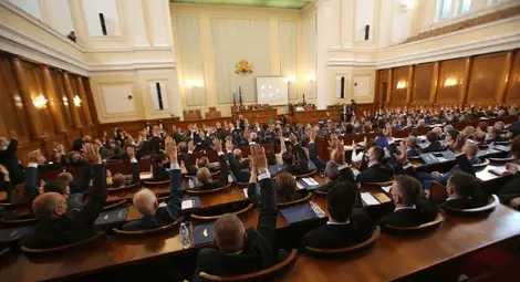 С разправии и сравнения с "Шоуто на Слави" депутатите гласуваха оставката на кабинета Борисов 3