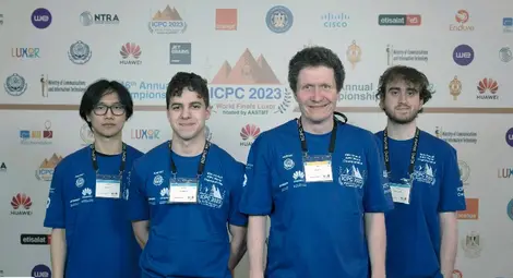 Харис Лънг, Виктор Кожухаров и Радостин Чонев с научния си ръководител. Снимка: www.flickr.com