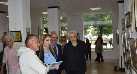 Георги Георгиев на изложба, посветена на Русе: Днес заставаме пред самото лице на Русе, създадено обаче не от тухли и камък, а от вдъхновение и порив към изящното Георги Георгиев на изложба, посветена на Русе: Днес заставаме пред самото лице на Русе, създадено обаче не от тухли и камък, а от вдъхновение и порив към изящното