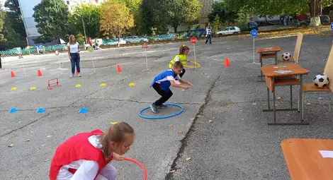 "Движи се безопасно!" - забавно и полезно състезание в русенското училище "Възраждане" /галерия/ "Движи се безопасно!" - забавно и полезно състезание в русенското училище "Възраждане" /галерия/