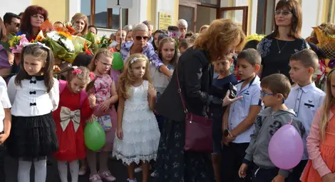 Учителите вече с минимум 1085 лв. основна заплата Учителите вече с минимум 1085 лв. основна заплата