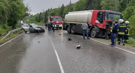Семейство с дете оцеля в сблъсък с цистерна на пътя Русе-Бяла