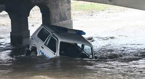 Полицейски автомобил падна във Владайската река