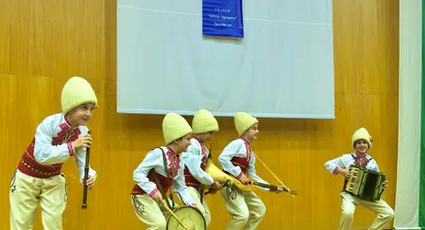 Над 120 деца и младежи от различни етнически групи се включиха в концерта „Да празнуваме заедно“ в Русе Над 120 деца и младежи от различни етнически групи се включиха в концерта „Да празнуваме заедно“ в Русе