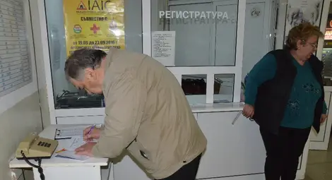 Поредният близък на пациент в болницата се подписва в подписката за граждани и болни. На масата е и подписката за медиците в УМБАЛ.  Снимка: Красимир СТОЯНОВ