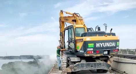 Основният ремонт на Дунав мост при Русе продължава с премахване на първите стоманобетонови панели