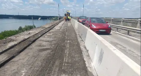 Демонтирани са ограничителните системи, парапета и стълбове за осветление в 320 м участък от Дунав мост при Русе