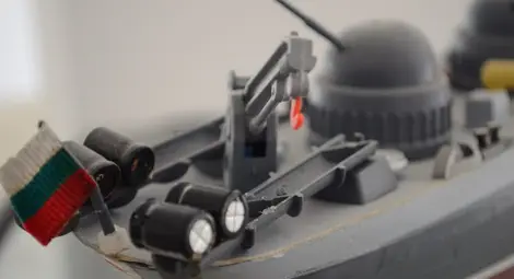 След 30-годишна пауза Мартин Конов отново прави макети на кораби. Този път от... боклуци