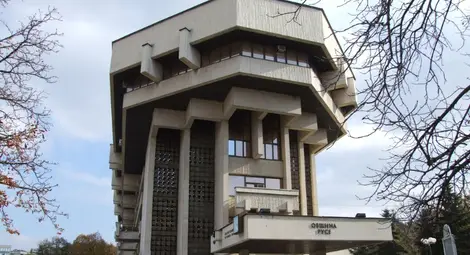 Замразени заплати затварят ножицата между доходите на експерти и чистачки