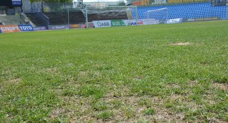 На този &bdquo;терен&ldquo; как ли може да се играе мач от Първа лига! Снимки: Бисер ТОДОРОВ