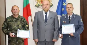 Двамата най-висши военни в областта отличени със знака на областния управител
