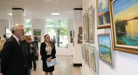 25 художници подредиха над 150 творби в изложба за Празника на Русе