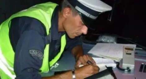 Полицай изкарал 12-годишно дете баба на 112