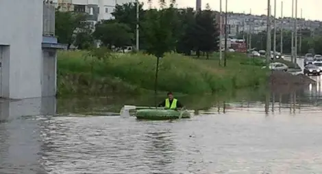 Спешно чистят шахтите след поредния потоп