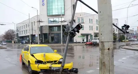 Бъдещо такси пречупи светофар на &bdquo;Липник&ldquo; след хулиганско засичане