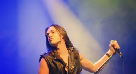 Поканеният за член на легендарните &bdquo;Whitesnake&ldquo; Дино Джелусик ще излезе на сцената в Летния театър.