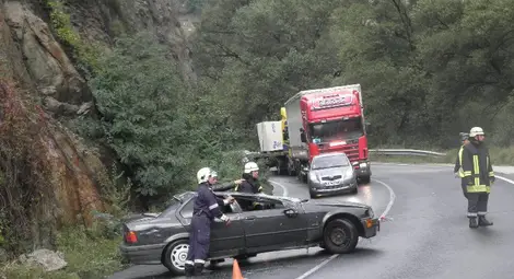 БМВ изкачи скат и падна върху хюндай в Кресненското дефиле