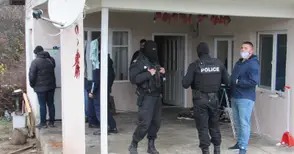 Девет роднини от Ветово задържани за нагли измами с парфюми по интернет