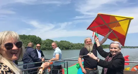 Шефката на Художествената галерия Елена Великова и проф. Пенка Ангелова с хвърчилото, което упорства.