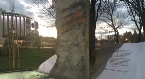 Замазаха парчето от Берлинската стена в София (видео)